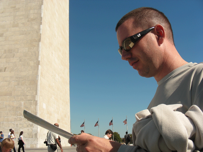 DSCN2978.gif - At the Washington Monument (Oct '08)